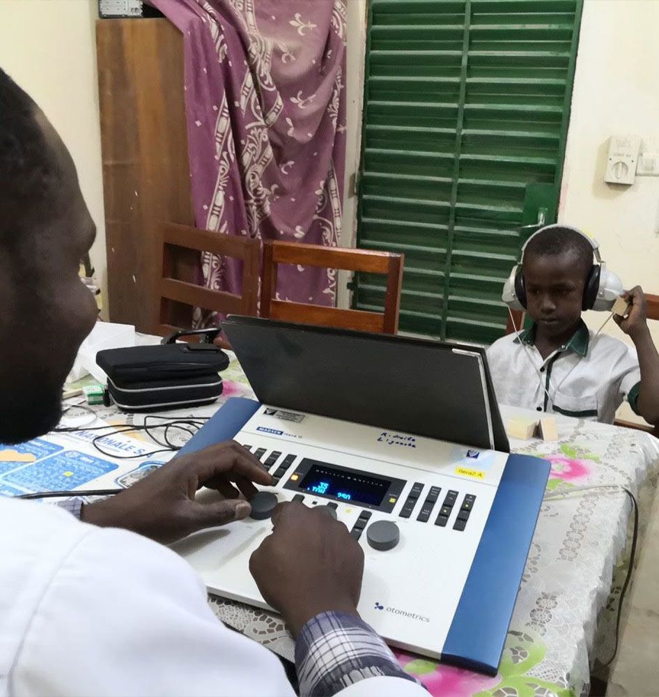Fulbert Koularambaye conducts an audiogramme with a little boy to assess his level of hearing loss.