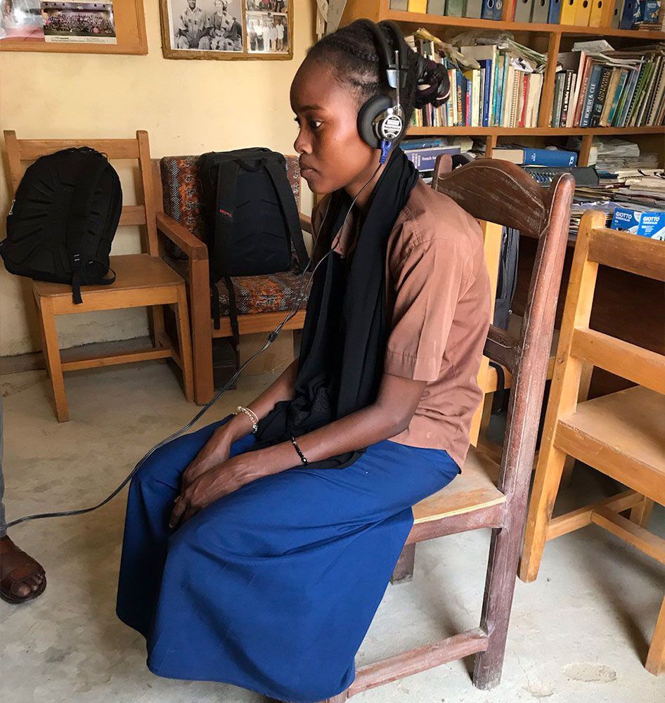 A girl undertakes an audiogramme in a classroom.